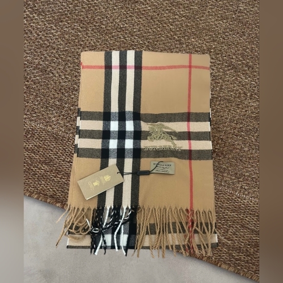 Burberry scarf - Picture 2 of 3